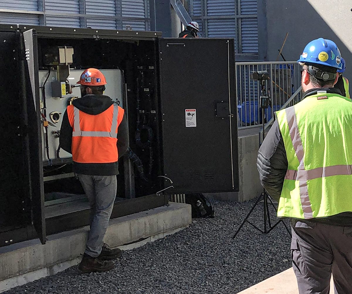 Dos ingenieros trabajando en un interruptor.