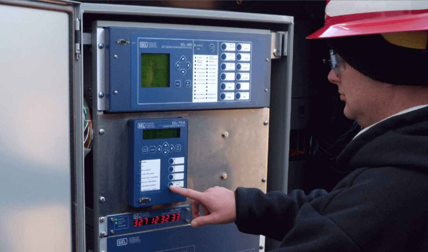 Trabalhador ajustando as configurações