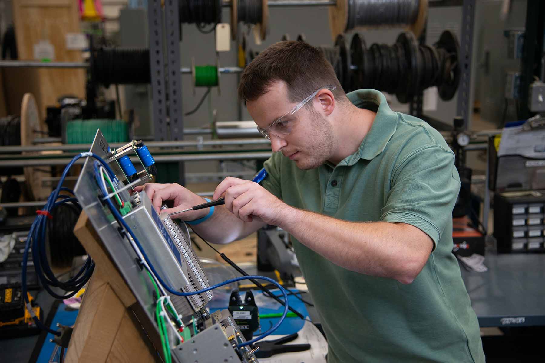Ingeniero trabajando en equipo