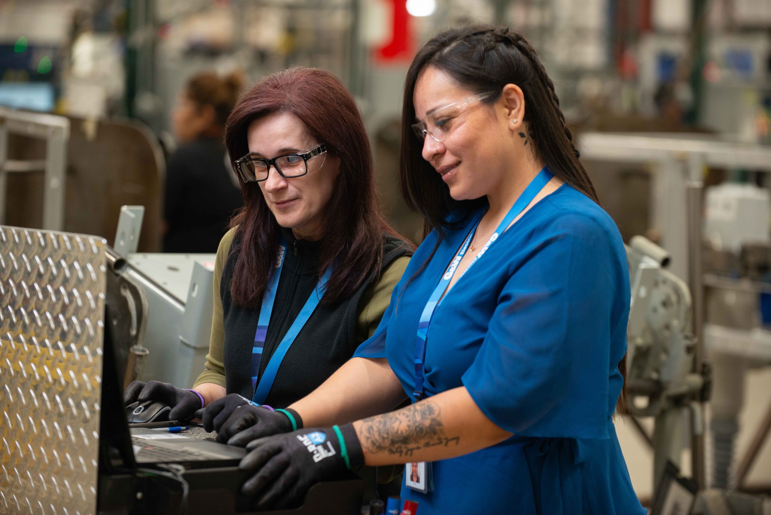 Dos mujeres trabajando juntas en un dispositivo