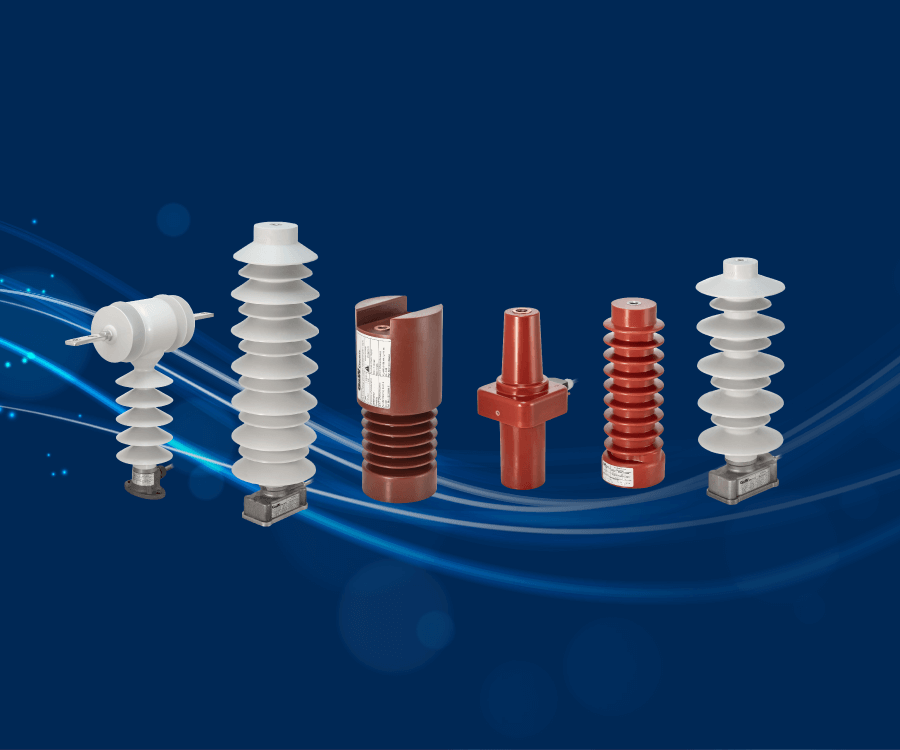 Imagem de seis tipos diferentes de isoladores elétricos dispostos em uma fileira contra um fundo azul com faixas de luz e pontos brilhantes.