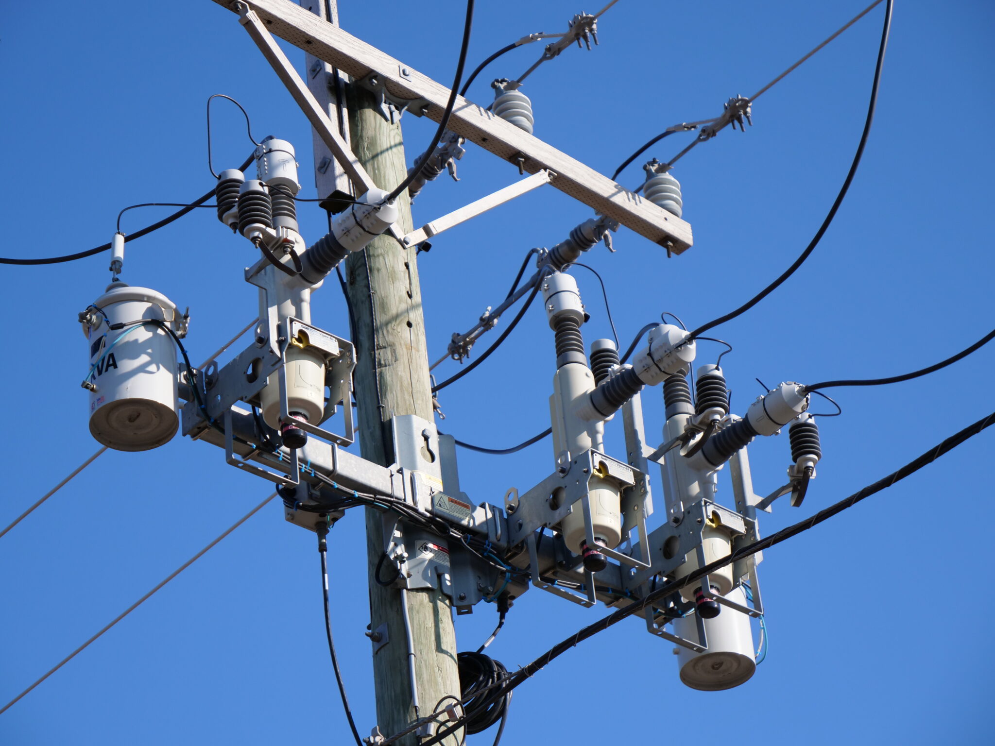 How a Recloser on Pole Works & Protects Power Lines | G&W Electric